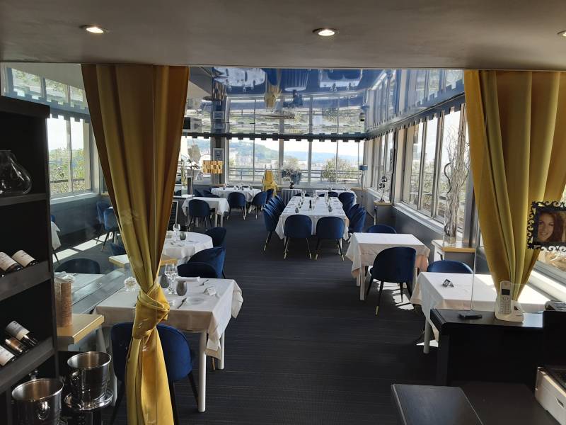 Nettoyage d'un plafond tendu dans un restaurant situé à Toulouse by Plafonds Tendus Occitans Toulouse