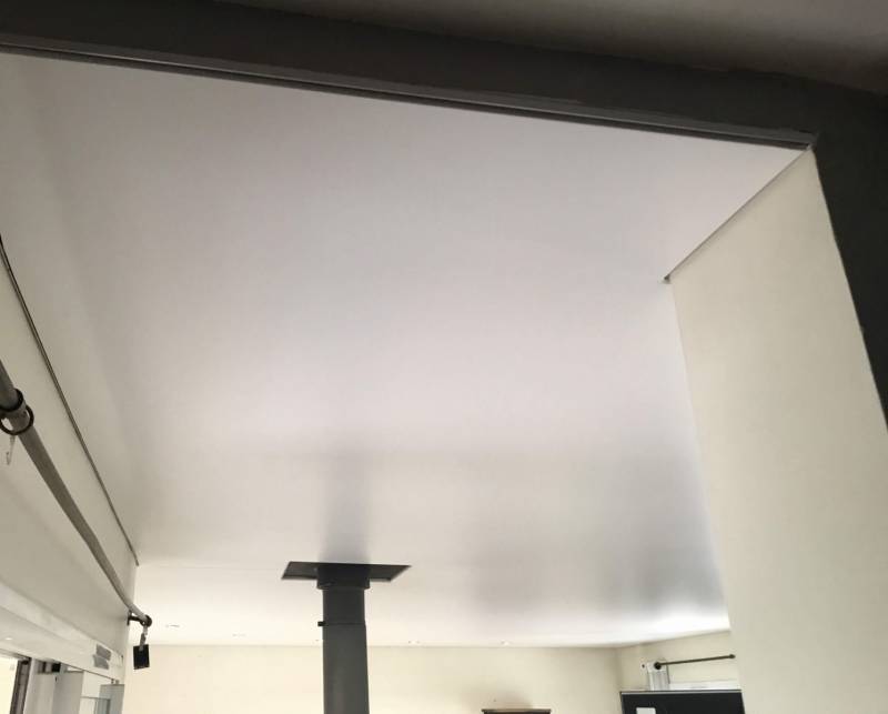 Pose plafond tendu blanc mat BARRISOL avec intégration poêle central - Roques sur Garonne 