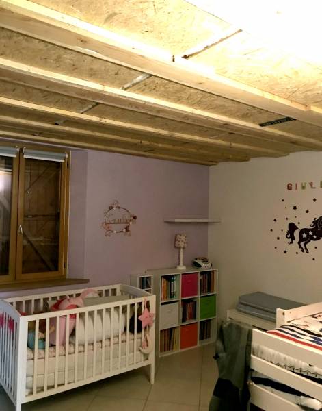 Recouvrir, masquer, un plafond en bois brut avec des poutrelles (plancher) - Frouzins proche de Toulouse - Plafonds Tendus Occitans