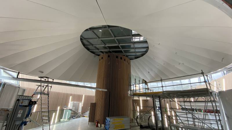 Passage des câbles pour l'accorche du futur lustre - Ctre Comm ST GEORGES Toulouse - Plafonds Tendus Occitans