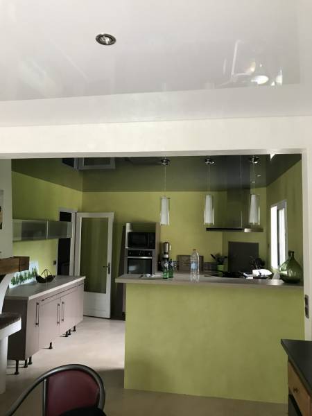 Chauffage dans cuisine ouverte avec plafond tendu laqué brillant - Saubens