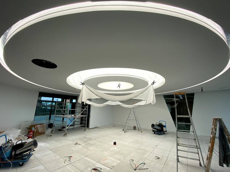 Création d'un faux-plafond suspendu lumineux - Plafonds Tendus Occitans - Vigoulet Auzil
