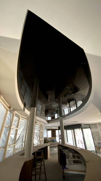 Décoration Hôtel MERCURE de Loudenvielle : plafond tendu laqué noir by Plafonds Tendus Occitans