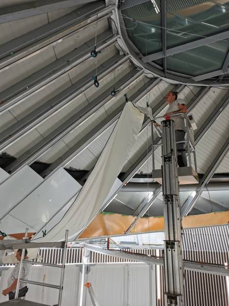 Mise en place de la première toile tendue BARRISOL blanc mat - ctre commercial St Georges Toulouse by Plafonds Tendus Occitans