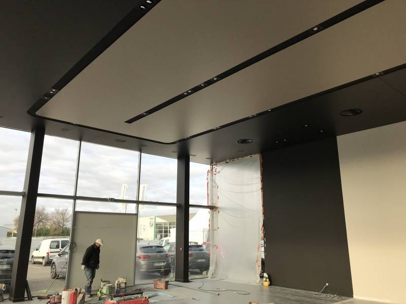 Plafond satiné acoustique BARRISOL magasin Citroën (Toulouse Muret Pau)