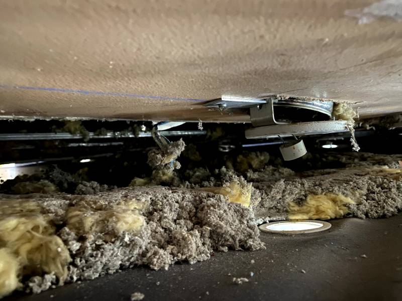 Isolant et gravats dans plafond tendu suite sinistre dégât des eaux - réfection par Plafonds Tendus Occitans Toulouse
