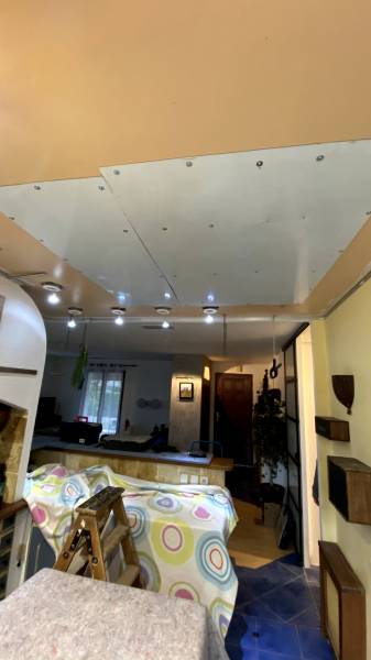Pose de plaques pour étanchéifier le plafond - Plafonds Tendus Occitans Toulouse