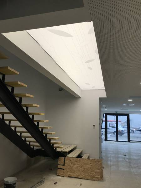 Plafond tendu BARRISOL lumineux et imprimé dans hall batiment GICRAM, Escalquens