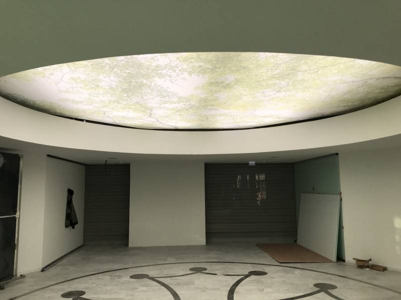 Plafond tendu BARRISOL lumineux et imprimé dans aéroport de Blagnac