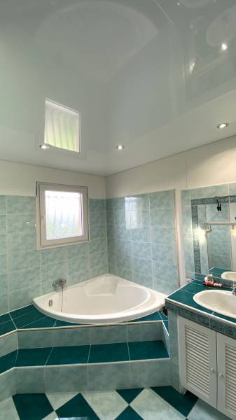 Plafond chauffant rayonnant dans salle de bains ou toute autre pièce de la maison - Plafonds Tendus Occitans Seysses