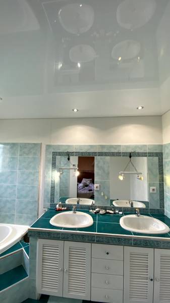 Plafond chauffant rayonnant dans salle de bains ou toute autre pièce de la maison - Plafonds Tendus Occitans Baziège