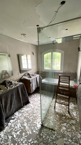 Comment réparer un plafond plâtre écaillé ? Grâce au plafond tendu BARRISOL ! Lacroix-Falgarde By Plafonds Tendus Occitans Tarbes