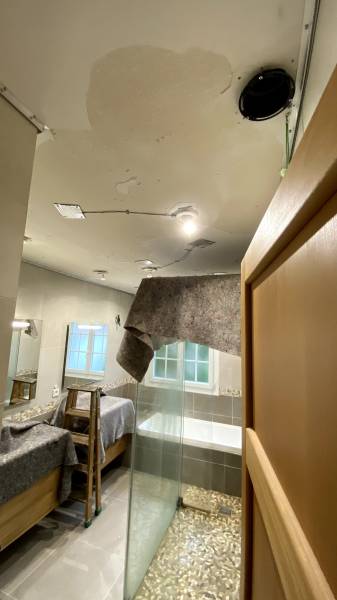 Comment réparer un plafond plâtre écaillé ? Grâce au plafond tendu BARRISOL ! Lacroix-Falgarde By Plafonds Tendus Occitans Aurignac