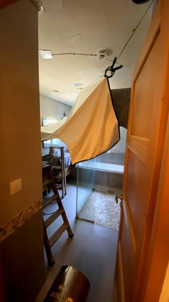 Comment réparer un plafond plâtre écaillé ? Grâce au plafond tendu BARRISOL ! Lacroix-Falgarde By Plafonds Tendus Occitans Auch