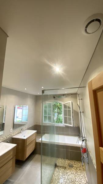 Comment réparer un plafond plâtre écaillé ? Grâce au plafond tendu BARRISOL ! Lacroix-Falgarde By Plafonds Tendus Occitans Villate