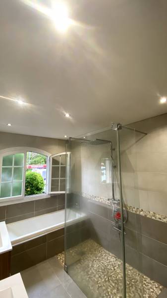 Comment réparer un plafond plâtre écaillé ? Grâce au plafond tendu BARRISOL ! Lacroix-Falgarde By Plafonds Tendus Occitans Gimont