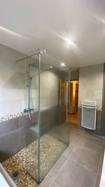 Comment réparer un plafond plâtre écaillé ? Grâce au plafond tendu BARRISOL ! Lacroix-Falgarde By Plafonds Tendus Occitans Escorneboeuf