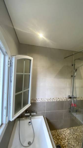 Comment réparer un plafond écaillé ? Grâce au plafond tendu BARRISOL - by Plafonds Tendus Occitans Goyrans