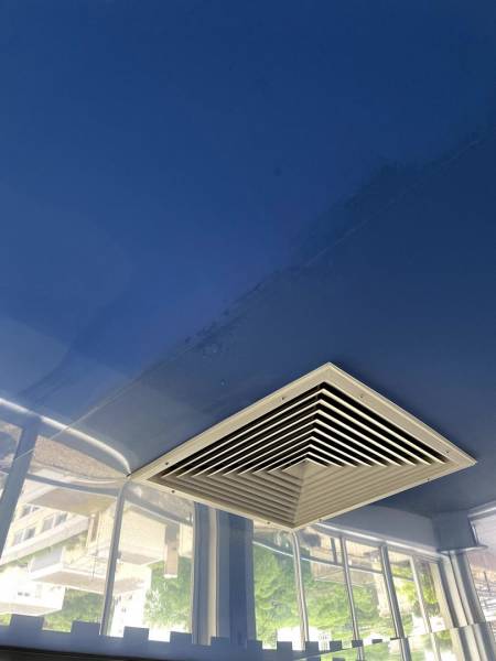 Nettoyage d'un plafond tendu dans un restaurant situé à Toulouse by Plafonds Tendus Occitans Toulouse