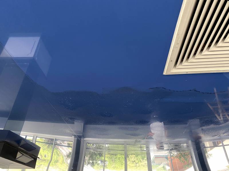 Nettoyage d'un plafond tendu dans un restaurant situé à Toulouse by Plafonds Tendus Occitans Auzeville