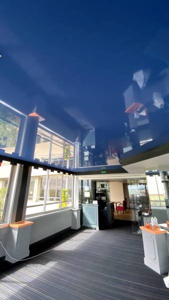 Nettoyage d'un plafond tendu dans un restaurant situé à Toulouse by Plafonds Tendus Occitans Saubens