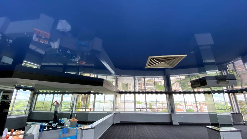 Nettoyage d'un plafond tendu dans un restaurant situé à Toulouse by Plafonds Tendus Occitans St Gaudens