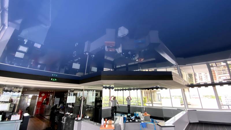 Nettoyage d'un plafond tendu dans un restaurant situé à Toulouse by Plafonds Tendus Occitans Foix