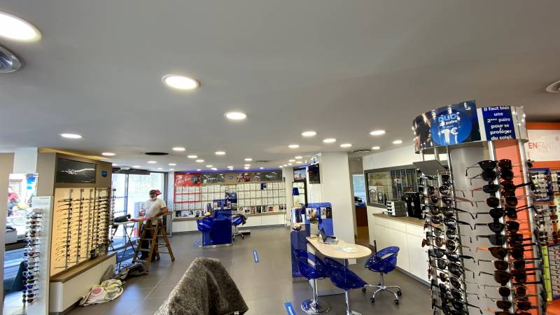 Pose plafond tendu BARRISOL acoustique micro-perforé dans magasin ATOL de Toulouse pour traitement acoustique - Plafonds Tendus Occitans Toulouse