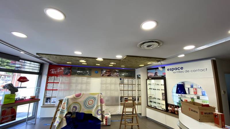 Pose plafond tendu BARRISOL acoustique micro-perforé dans magasin ATOL de Toulouse pour traitement acoustique - Plafonds Tendus Occitans Muret