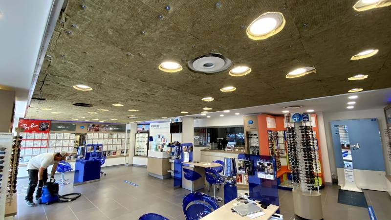 Pose plafond tendu BARRISOL acoustique micro-perforé dans magasin ATOL de Toulouse pour traitement acoustique - Plafonds Tendus Occitans Auch