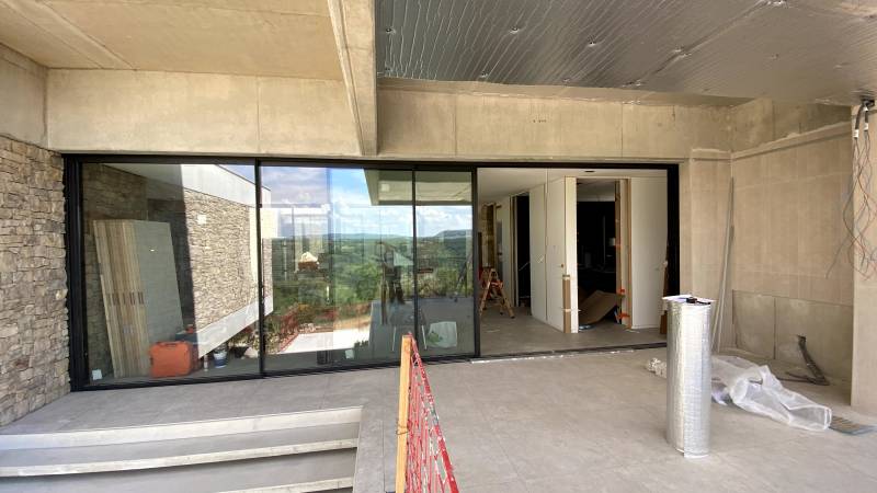 Plafond tendu et chauffage rayonnant sous une terrasse couverte - Rodez - Plafonds Tendus Occitans Frouzins