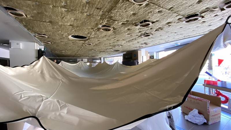 Pose plafond tendu BARRISOL acoustique micro-perforé dans magasin ATOL de Toulouse pour traitement acoustique - Plafonds Tendus Occitans Castres