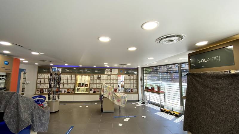 Pose plafond tendu BARRISOL acoustique micro-perforé dans magasin ATOL de Toulouse pour traitement acoustique - Plafonds Tendus Occitans Beaumont de Lomagne