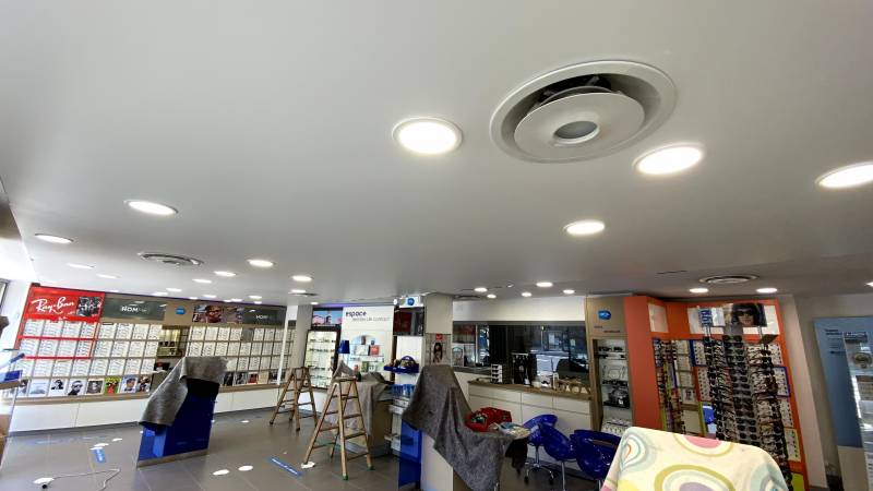 Pose plafond tendu BARRISOL acoustique micro-perforé dans magasin ATOL de Toulouse pour traitement acoustique - Plafonds Tendus Occitans Palaminy