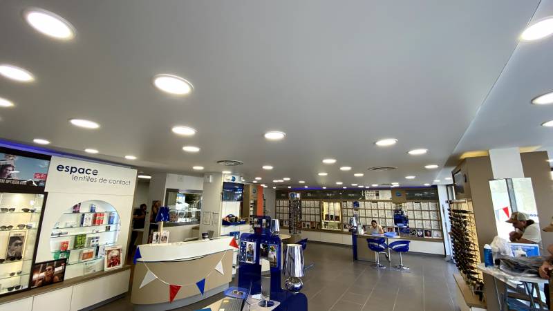 Pose plafond tendu BARRISOL acoustique micro-perforé dans magasin ATOL de Toulouse pour traitement acoustique - Plafonds Tendus Occitans Frouzins