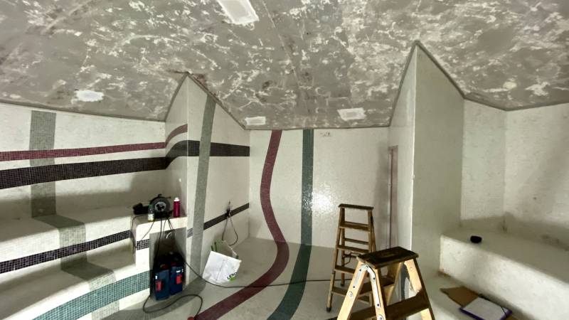 Chantier d'un faux-plafond en voûte dans un hammam des Thermes de Cauterets - Plafonds Tendus Occitans Toulouse