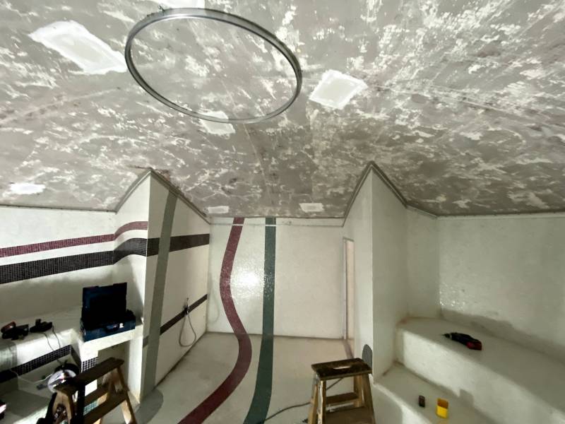 Chantier d'un faux-plafond en voûte dans un hammam des Thermes de Cauterets - Plafonds Tendus Occitans Toulouse