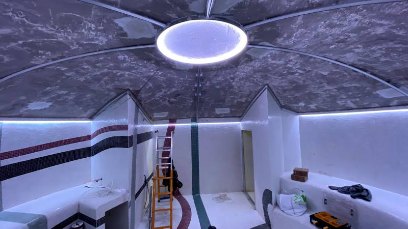 Chantier d'un faux-plafond en voûte dans un hammam des Thermes de Cauterets - Plafonds Tendus Occitans St Gaudens