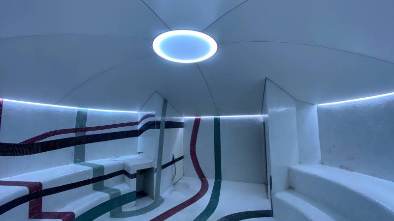 Chantier d'un faux-plafond en voûte dans un hammam des Thermes de Cauterets - Plafonds Tendus Occitans Toulouse