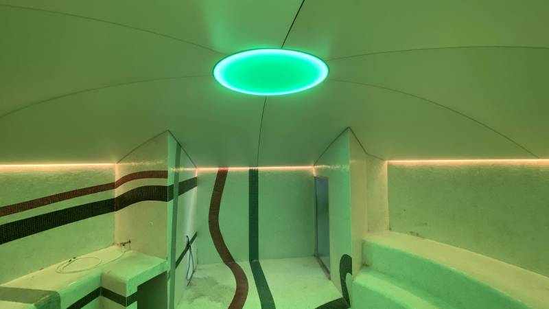 Chantier d'un faux-plafond en voûte dans un hammam des Thermes de Cauterets - Plafonds Tendus Occitans Toulouse