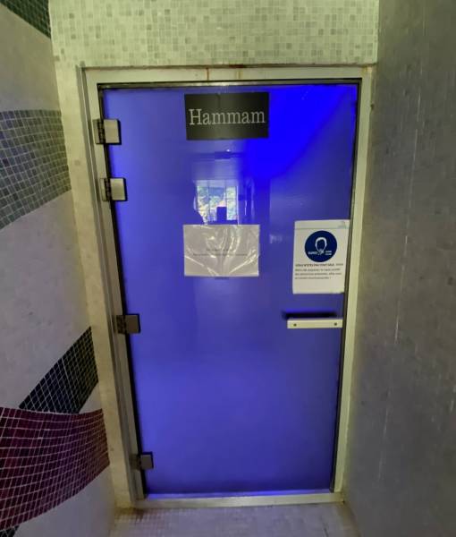 Chantier d'un faux-plafond en voûte dans un hammam des Thermes de Cauterets - Plafonds Tendus Occitans Toulouse