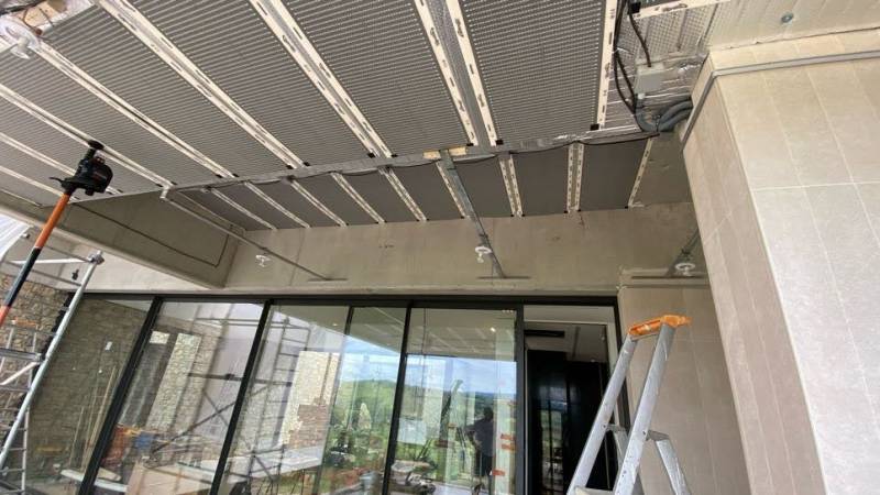 Plafond tendu et chauffage rayonnant sous une terrasse couverte - Rodez - Plafonds Tendus Occitans Aucamville