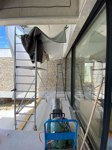 Plafond tendu et chauffage rayonnant sous une terrasse couverte - Rodez - Plafonds Tendus Occitans Merville