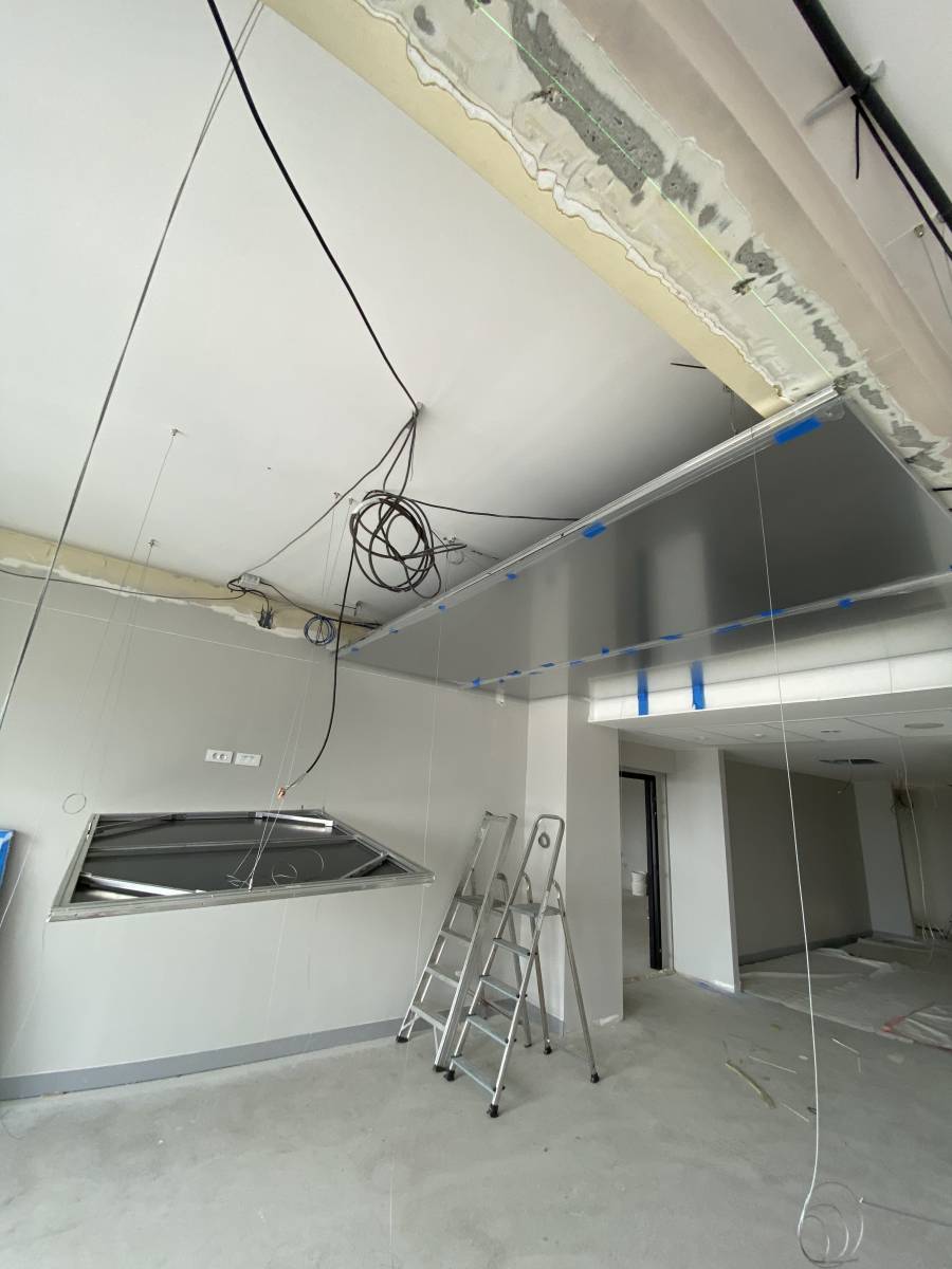 CHU Purpan Dieulafoy : installation de cadres miroir - Plafonds Tendus Occitans Tarbes