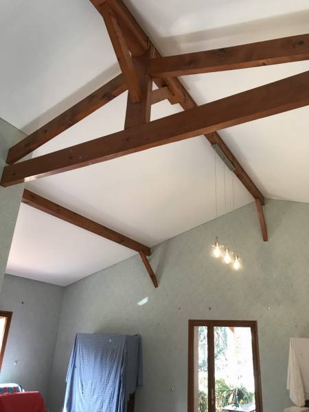 Plafond tendu blanc mat BARRISOL dans séjour entre poutres - Plafonds Tendus Occitans - Cugnaux