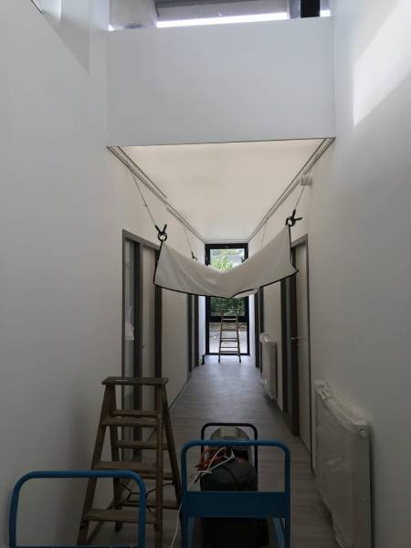 Plafond tendu lumineux acoustique dans les bureaux de la CAF de Carcassonne situé dans l'aude
