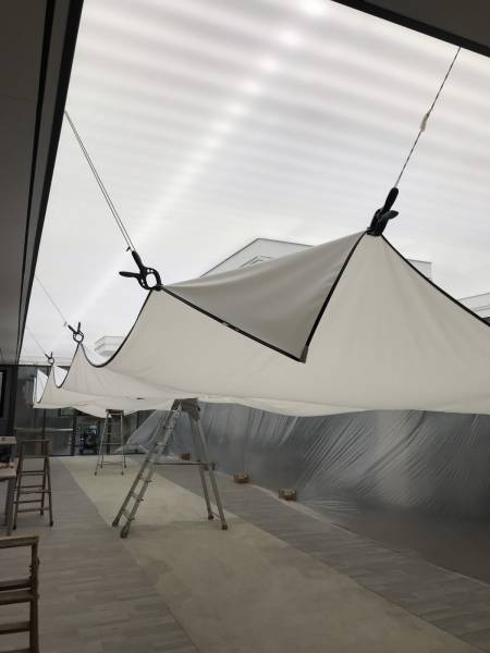 Pose d'une première toile de protection et diffusante, avant la pose de la seconde toile - CAF Carcassonne