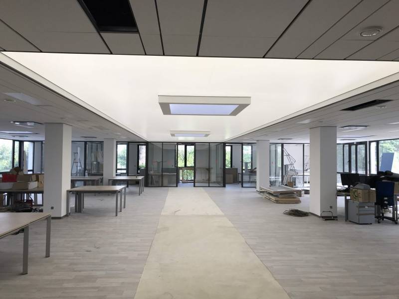 Plafond tendu lumineux acoustique dans les bureaux de la CAF de Carcassonne situé dans l'aude