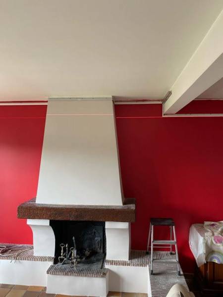 Séjour / salon : cheminée, poutre et bandeau lumineux à Toulouse - Plafonds Tendus Occitans Carcassonne