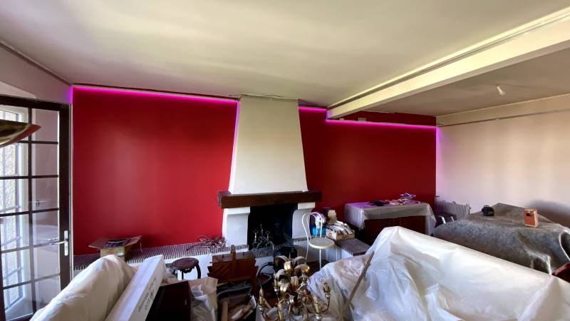 Séjour / salon : cheminée, poutre et bandeau lumineux à Toulouse - Plafonds Tendus Occitans Bérat